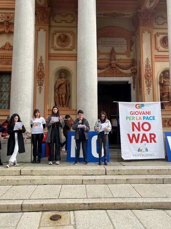 Flashmob per la pace dei Giovani per la pace a Borgomanero, in Italia